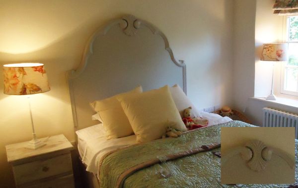 Lincolnshire Bedrail for 4ft 6" standard double bed in pinewood product code PN 989 with Headrail Centrepiece code PN 410. Wide range of bedrails and centrepieces available for you to choose alternative size beds and styles